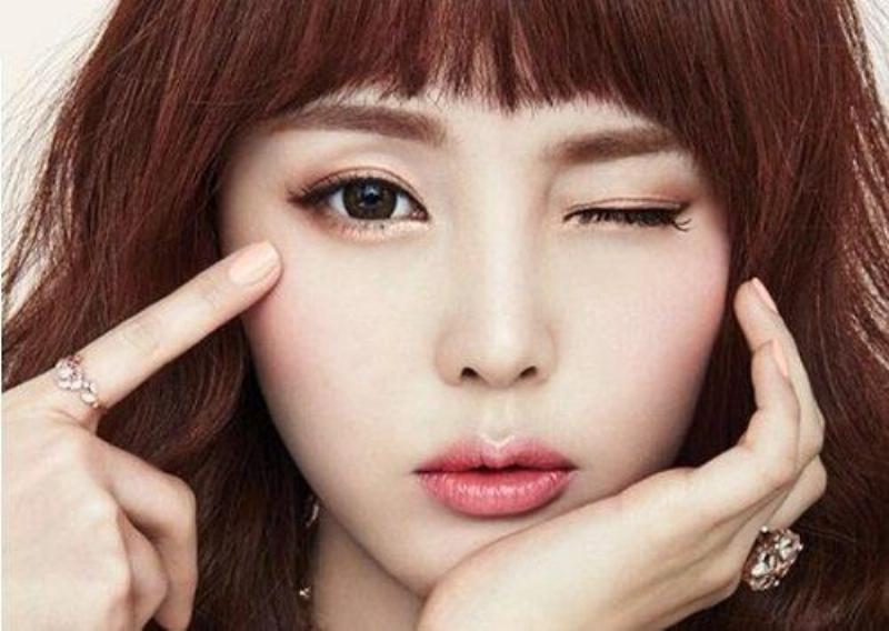 Hình ảnh một người đàn ông đang lo lắng nhìn đồng hồ vào giờ Sửu, liên quan đến điềm báo máy mắt phải nam theo giờ, thể hiện sự cẩn trọng